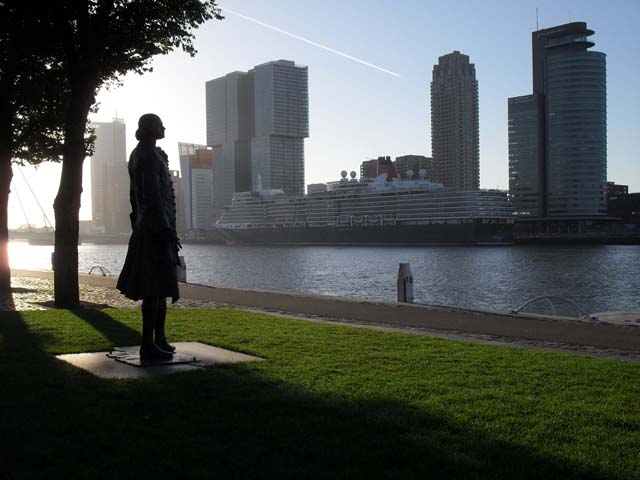 Cruiseschip ms Queen Elizabeth van Cunard Line aan de Cruise Terminal Rotterdam